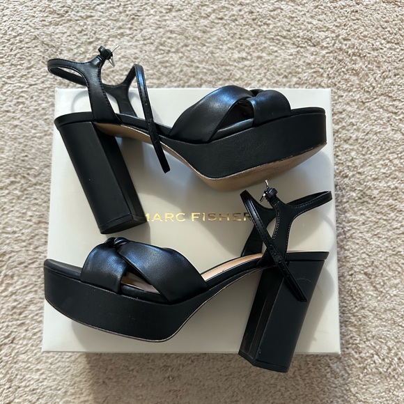 Black platform heels - Picture 3 of 4